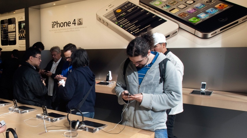  Wait over, Apple fans get hands on new iPhone 4S 