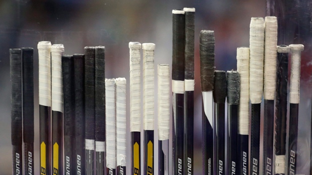 El organizador de la Liga de Hockey de Ontario totalmente vacunado busca respuestas