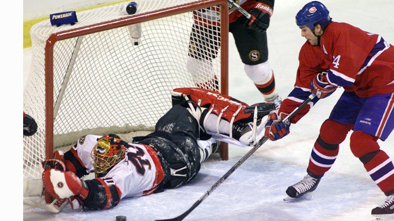 Montreal Canadiens Trevor Linden picks up a loose 