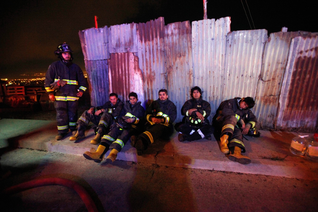 Firefighters battle blaze in Valparaiso, Chile