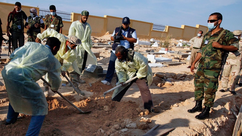 Rights group finds mass grave in Gadhafi hometown  