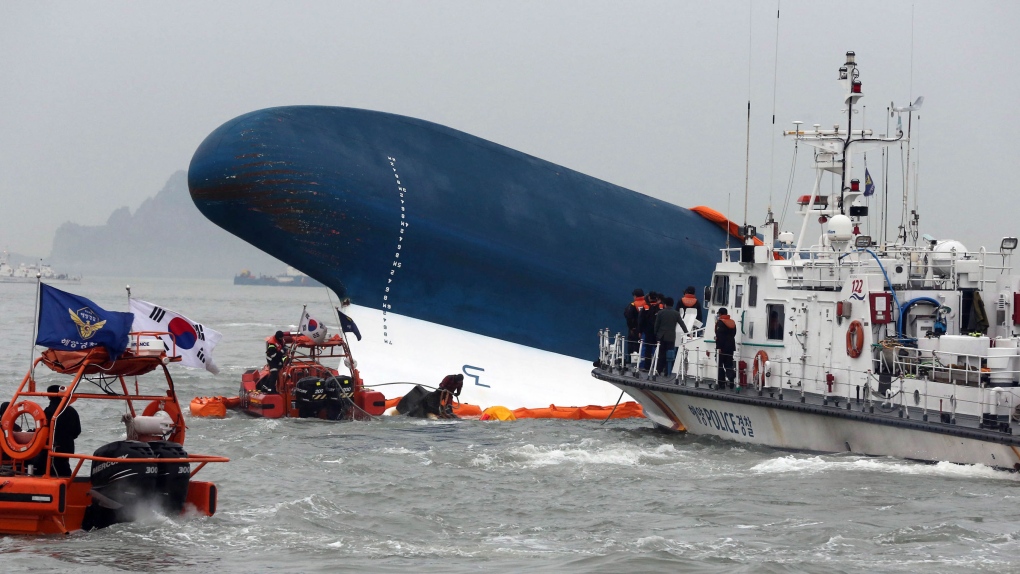 South Korean ferry sinks 