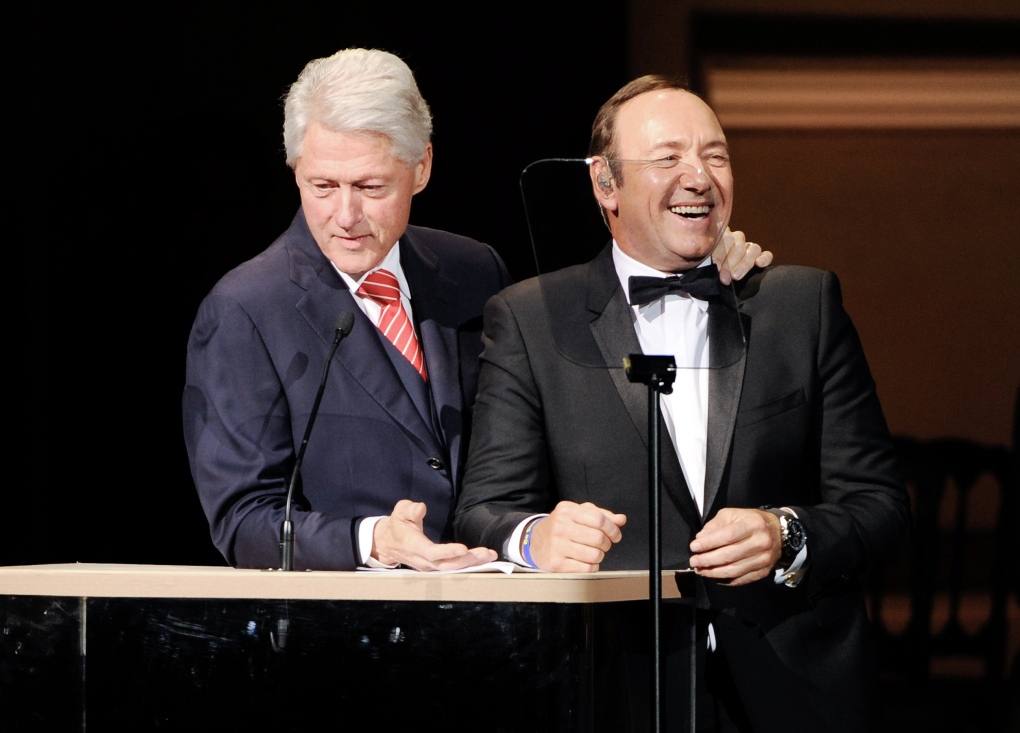 Clinton jokes with Spacey at benefit concert