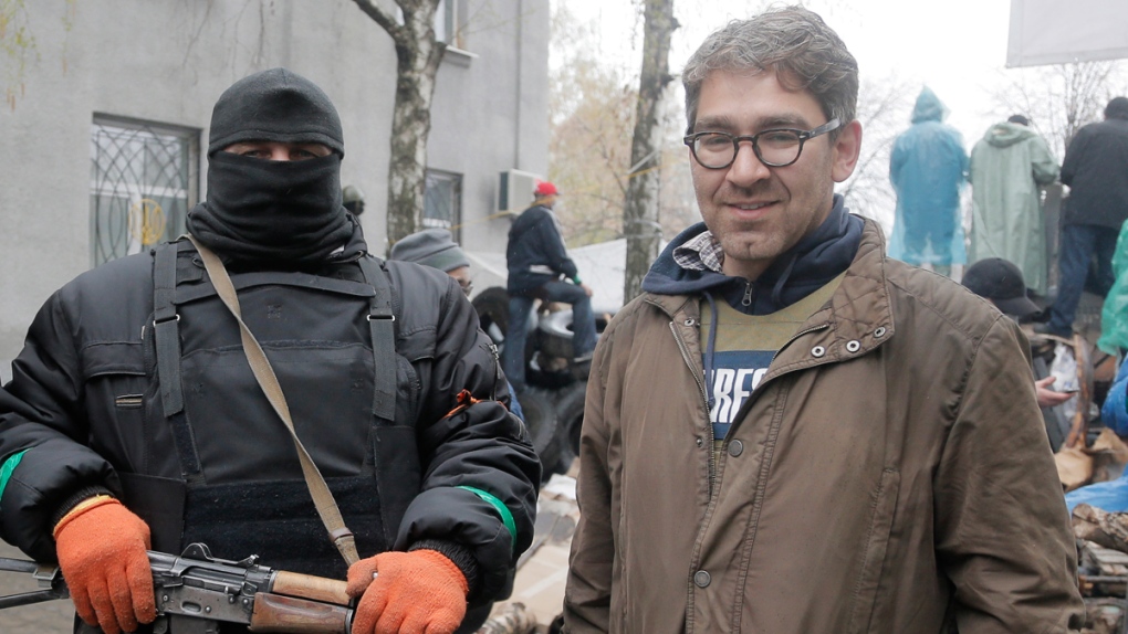 Simon Ostrovsky, right, in Slovyansk, Ukraine