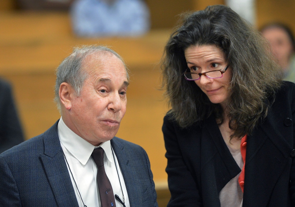 Paul Simon and Edie Brickell hold hands in court