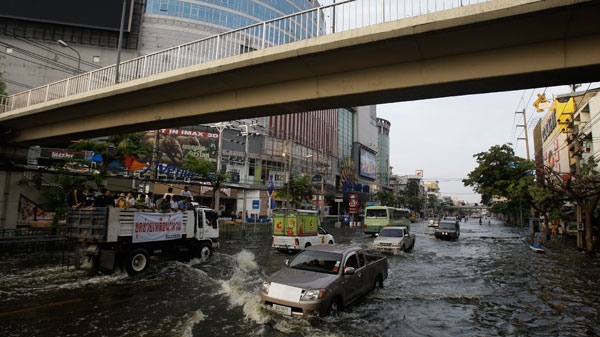 Vehicles cross floodwaters along a street at the Lod Praow district in Bangkok, Thailand, Friday, Nov. 4, 2011. (AP / Aaron Favila)