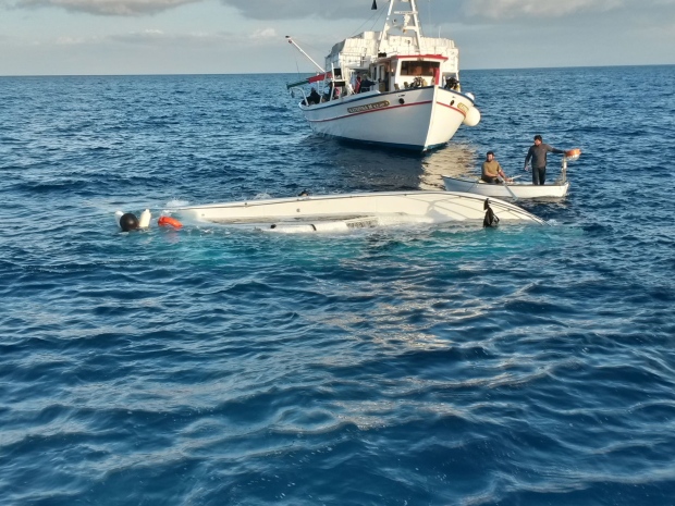 Migrant ship sinks near Greece