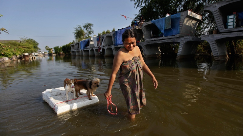 Thai businesses offered help as floodwaters spread