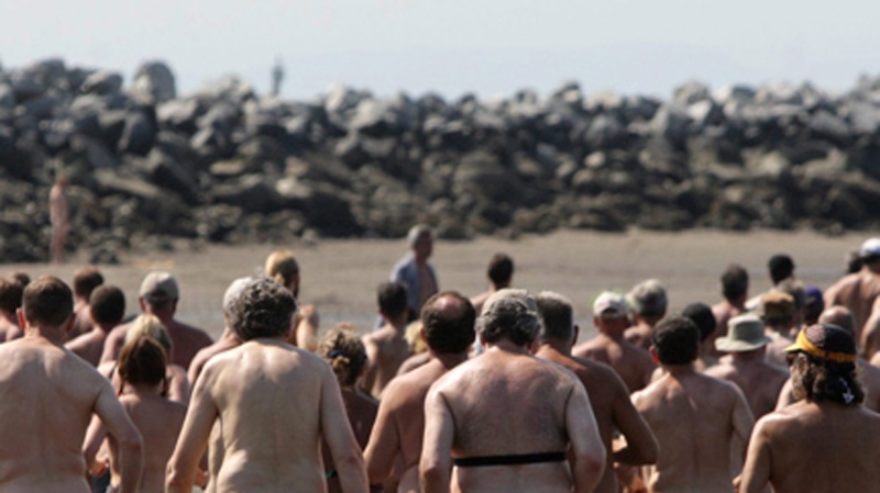 Competitors take part in the Bare Buns Run at Wreck Beach on Aug. 17, 2008. (THE CANADIAN PRESS/Darryl Dyck)
