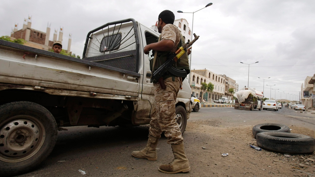 Yemen jet bombs 3 trucks, 8 killed