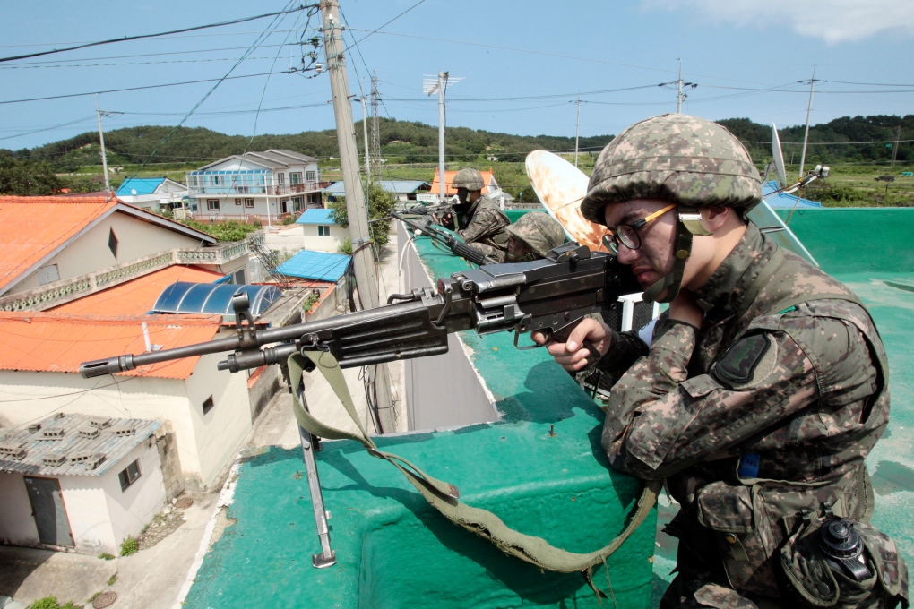 South Korean army soldiers aim their machine guns 