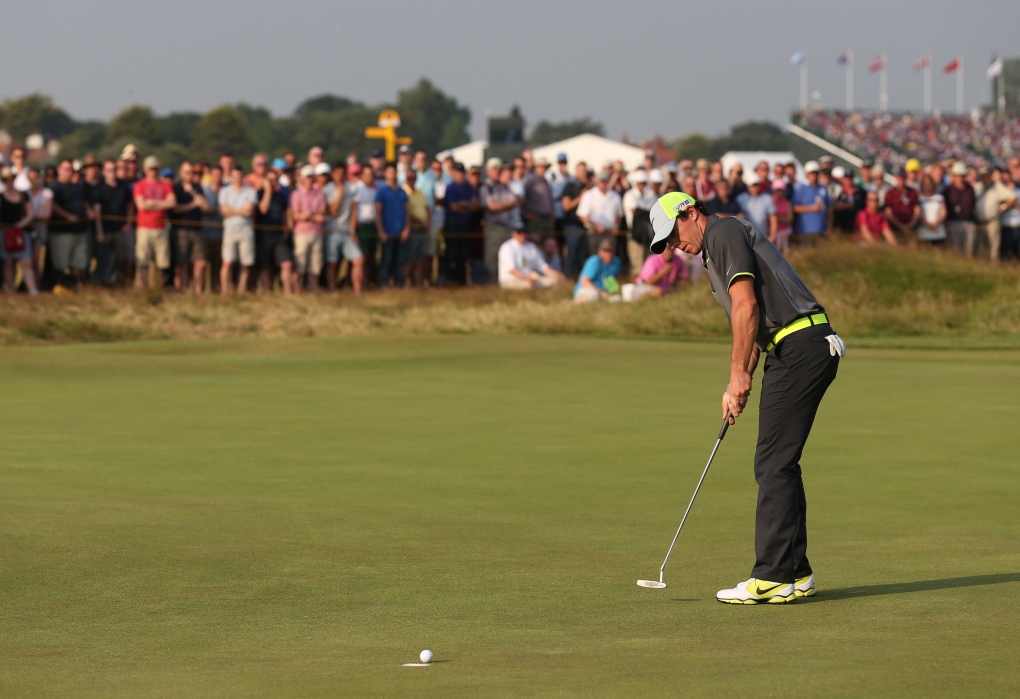 Rory McIlroy putts a birdie at British Open 