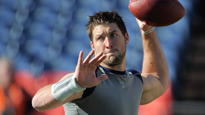Tim Tebow throws before playing the Pittsburgh Steelers in an NFL wild card playoff football game / Jack Dempsey)
