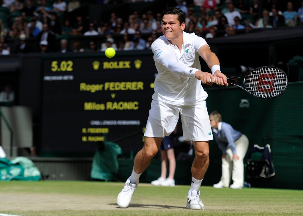 Milos Raonic plays Roger Federer at Wimbledon