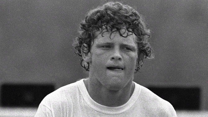 Terry Fox continues his Marathon of Hope run across Canada in this August 1980 file photo. (THE CANADIAN PRESS)