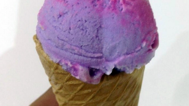 Tutti frutti-flavored ice cream changes colour