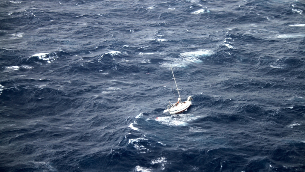 Sailboat passengers rescue off Hawaii