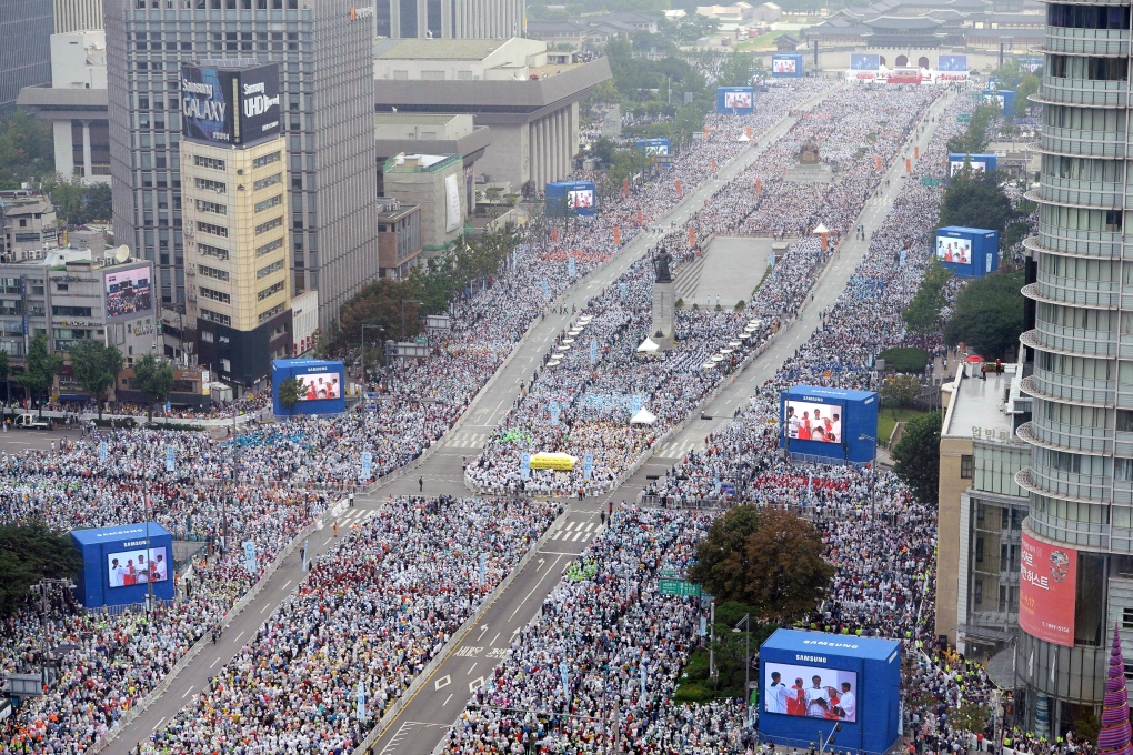 Hundreds of thousands at pope's mass in S.Korea