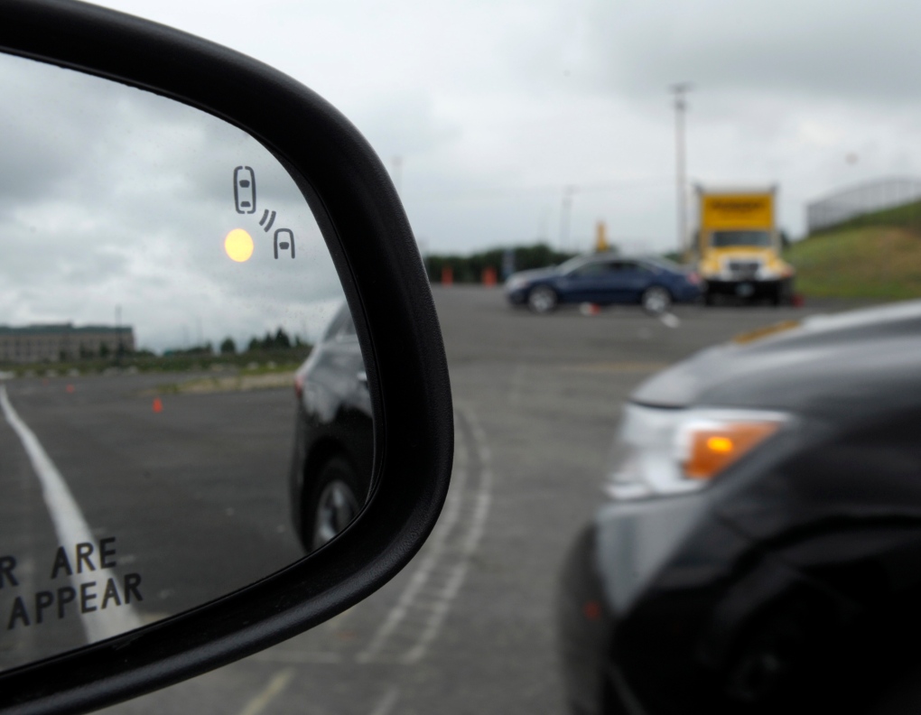 Side-mirror warning signal - 'Talking' cars
