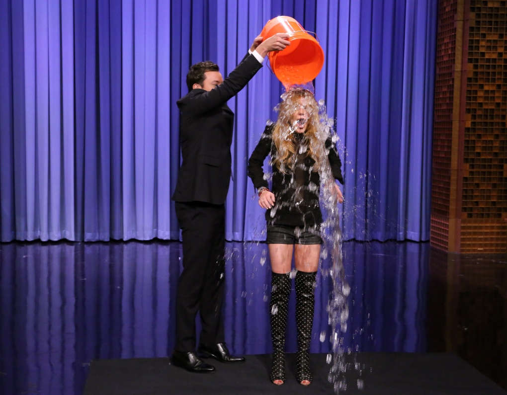 Lindsay Lohan Ice bucket challenge