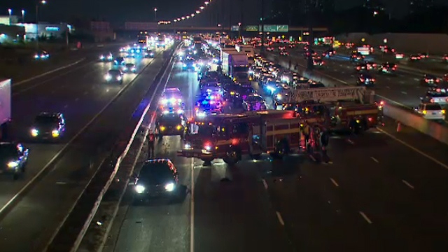 2 people rushed to hospital after Hwy 401 crash