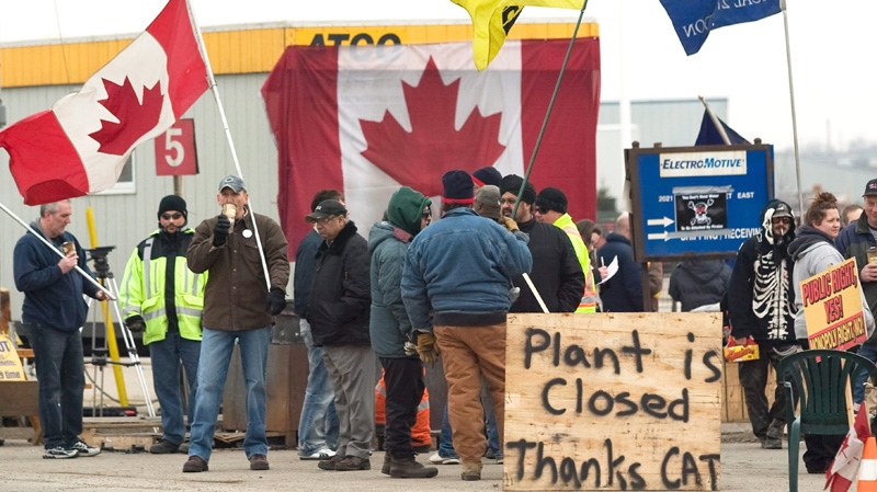 CAW workers picket outside at the Electro-Motive plant in London, Ont., on Friday, Feb. 3, 2012. (Mark Spowart / THE CANADIAN PRESS)