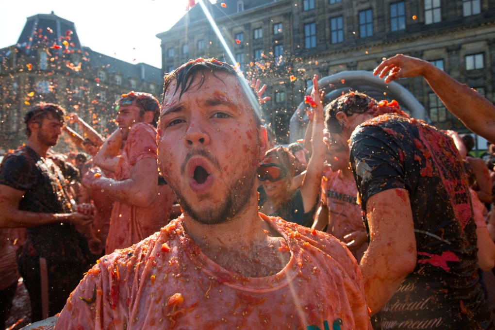 Dutch youth have tomato fight over Russia sanction