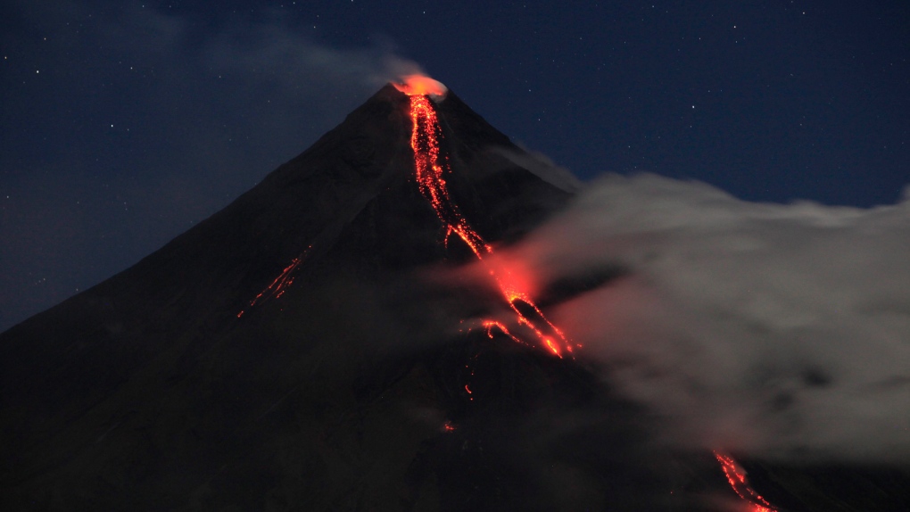 Thousands flee as Mayon volcano erupts
