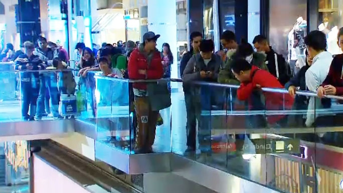 Apple store lineup
