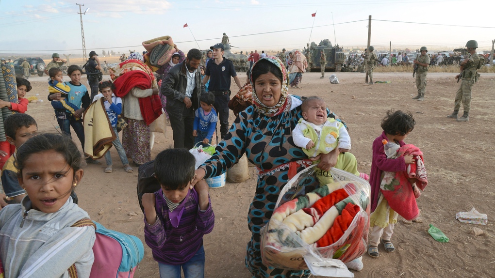 Syrian refugees flood into Turkey