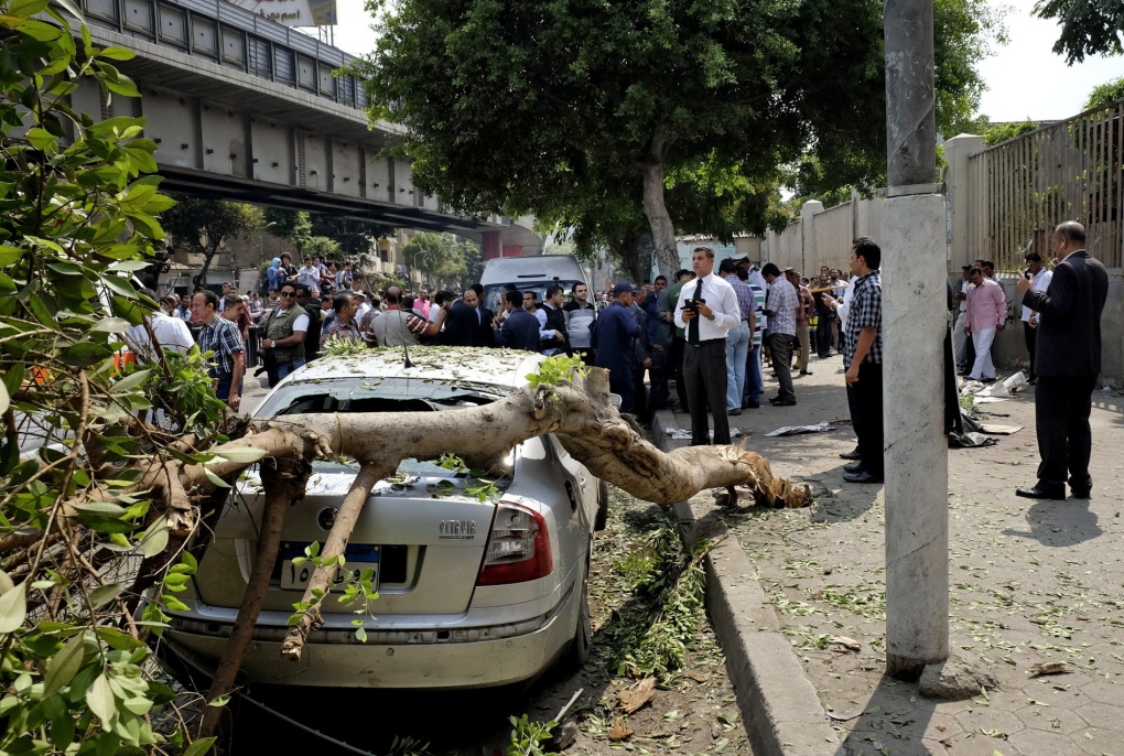 Cairo bomb kills 2 policemen