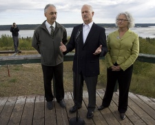 NDP Leader Jack Layton, flanked by Western Artic MP Dennis Bevington, left, and Edmonton-Strathcona candidate Linda Duncan, expresses concerns about tar sands development as he campaigns in Fort Smith, NWT. on Monday, Sept. 8, 2008. (THE CANADIAN PRESS / Andrew Vaughan)