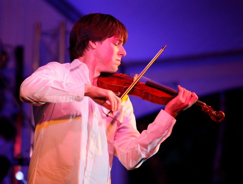 Violinist Joshua Bell plays his Stradivarius