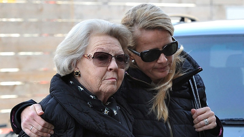 Dutch Queen Beatrix and her daughter in-law Princess Mabel, right, arrive at the hospital in Innsbruck, western Austria, Saturday, Feb 18, 2012