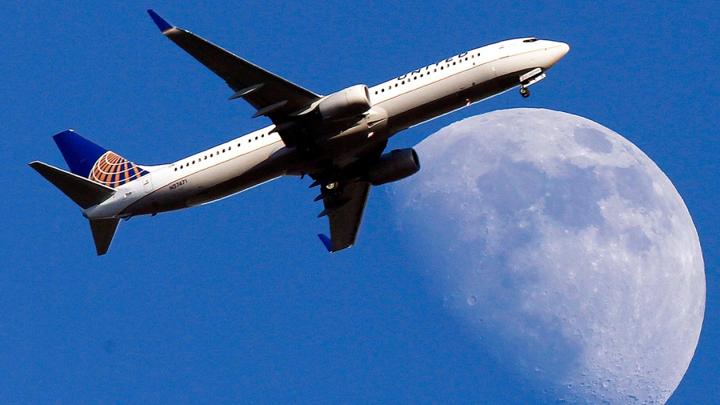 United Airlines jet plane landing