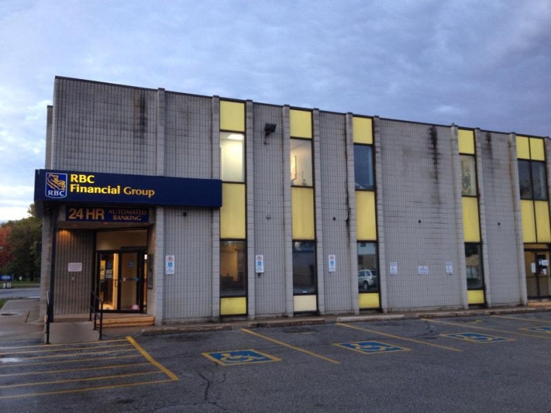 An armed robbery is under investigation at the Royal Bank branch in Corunna, Ont. on Monday, Oct. 6, 2014. (Sean Irvine / CTV London)