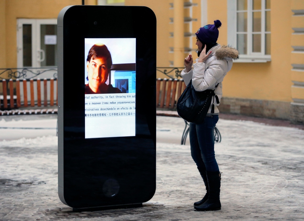Apple monument taken down in Russia