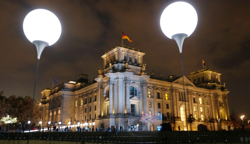 Germans remember the fall of Berlin Wall 25 years 