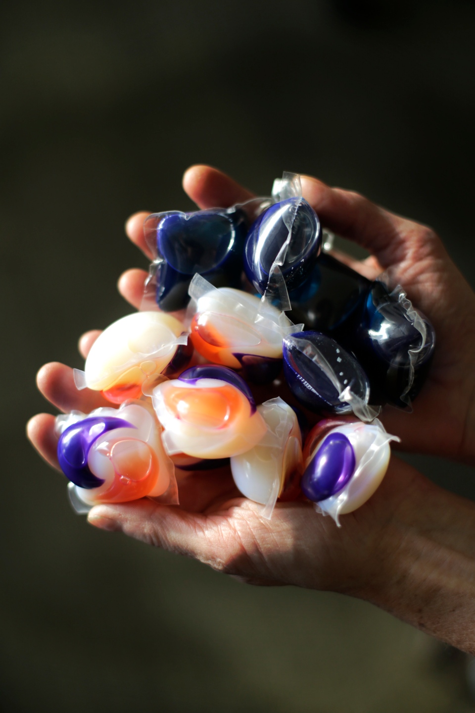Laundry detergent packets