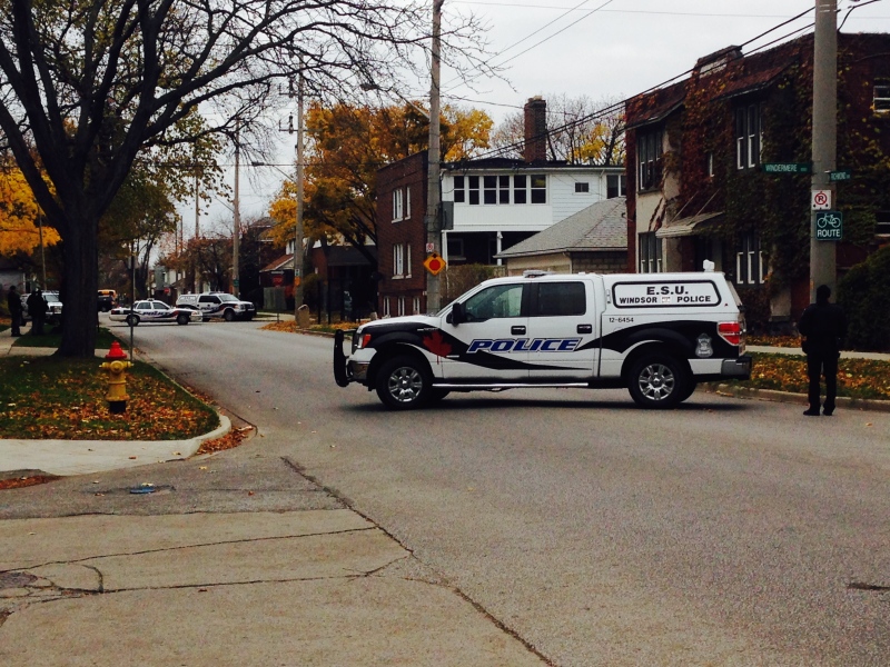 Windsor police at the scene of a standoff on Lincoln Road on Wednesday, Nov.12, 2014. (Stefanie Masotti / CTV Windsor)