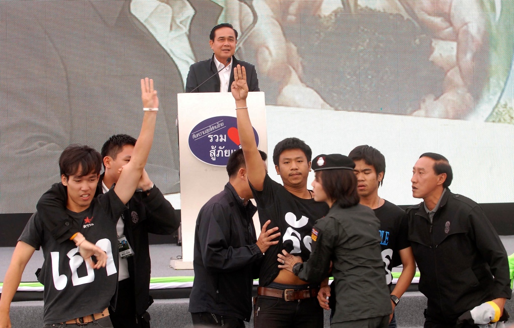 Thai students mockingjay salute