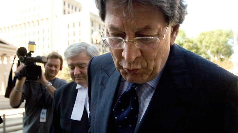 Journalists follow Livent co-founder Garth Drabinsky, right, and his lawyer Edward Greenspan into Ontario Superior Court for sentencing on Wednesday, August 5, 2009. (Darren Calabrese / THE CANADIAN PRESS)