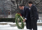 New Jersey Gov. Chris Christie, accompanied by his son Andrew, lays a wreath at the National War Memorial in Ottawa on Friday, Dec. 5, 2014. (Adrian Wyld / THE CANADIAN PRESS)