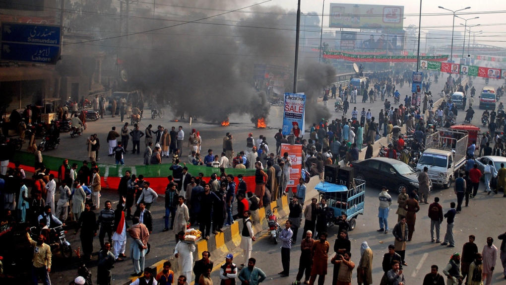 Tehrik-e-Insaf supporters protest in Faisalabad