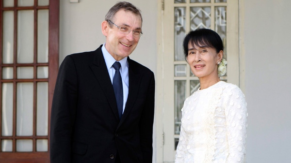 Myanmar's pro-democracy icon Aung San Suu Kyi, right, poses with EU Development Commissioner Andris Piebalgs, left, during a press conference after their meeting at her house Tuesday, Feb. 14, 2012, in Yangon, Myanmar.(AP / Khin Maung Win)