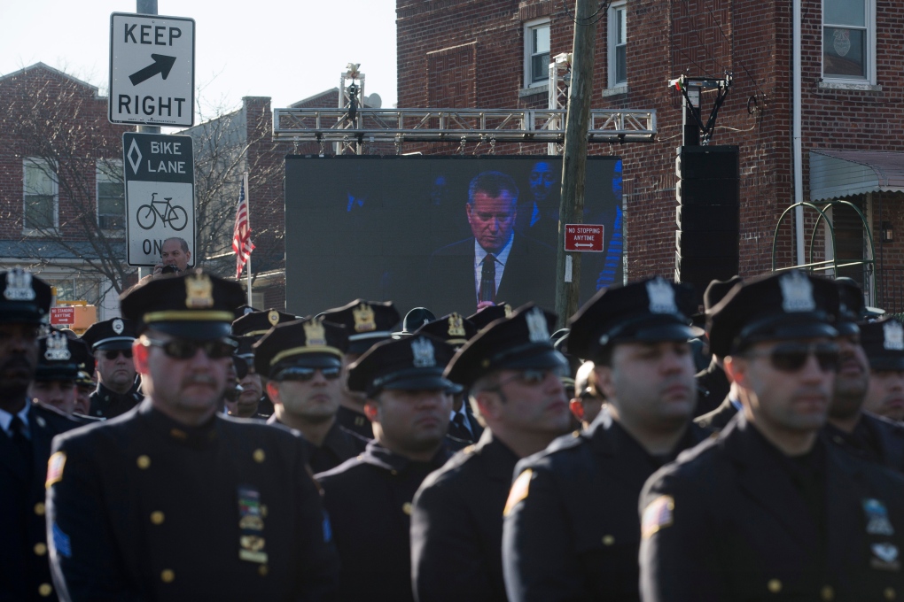 NYPD police officers turn their backs on mayor