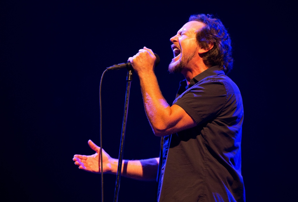 Eddie Vedder sings in Lincoln 