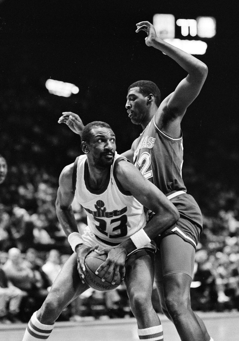 In this April 1, 1988, file photo, Washington Bullets' Charles Jones, left, drives for the basket against Dallas Mavericks' Roy Tarpley during an NBA basketball game in Landover, Md. (AP)