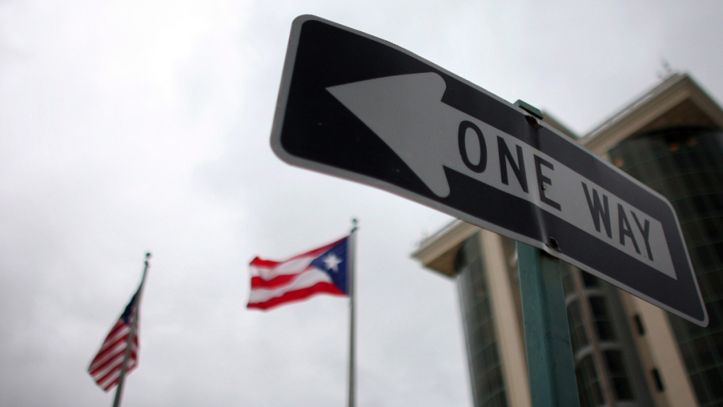 One-way traffic sign in Guaynabo, Puerto Rico