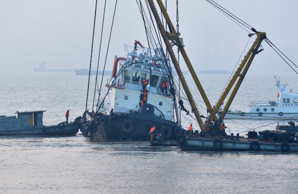 Rescuers at capsized tugboat in China 